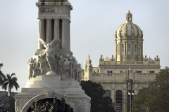 Statue-og-katedral-Havana