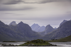 Bjergvue-fra-Fredvang-broen-III