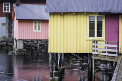 Farverige-rorbuer-Ballstad