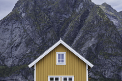 Gult-hus-Sakrisoey
